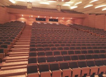 Ein leerer Konzertsaal.