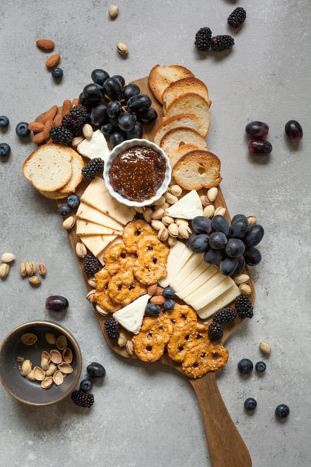 Snacks zum Wein: Snackplatte mit Brezeln und Käse 