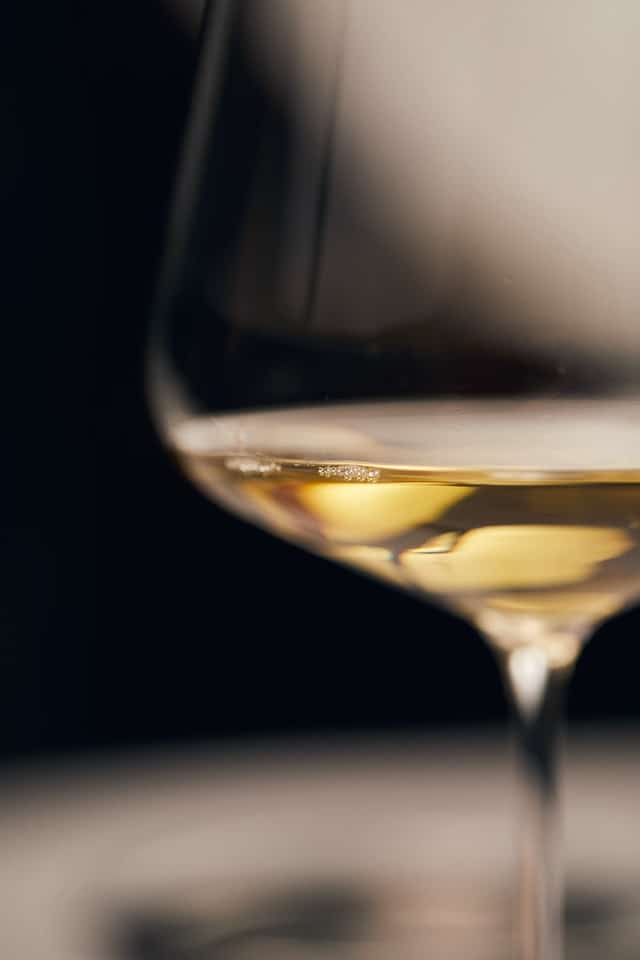 veganer Wein: Glas mit Weißwein 