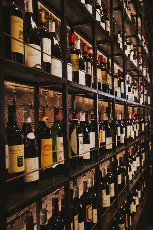 Regal voller Weinflaschen