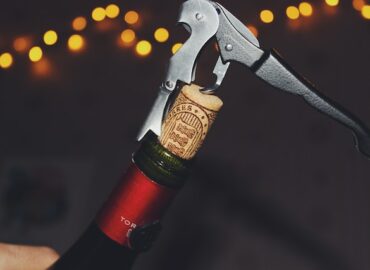 Weinfalsche ohne Korkenzieher öffnen: Weinflasche mit Korkenzieher darin